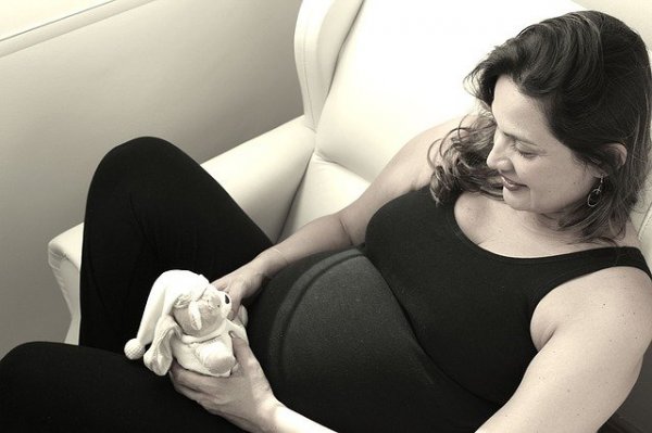 pregnant-1088240_640